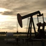 Brent ar putea depăşi 150 de dolari pe baril dacă exporturile de petrol rusesc se reduc