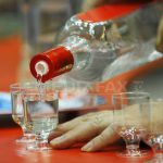 Ruşii, loviţi unde-i doare mai tare: ministerul rus de Finanţe vrea să crească preţul la vodcă, brandy şi cognac