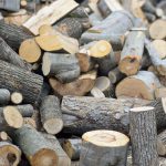 Guvernul plafonează miercuri preţurile la lemnele de foc