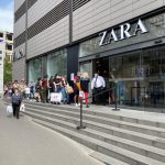 Zara anunţă că îi va taxa pe cei care cumpără online şi returnează produsele