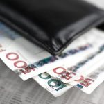 Suedia devine din ce în ce mai puţin ostilă ideii de adoptare a monedei euro, în timp ce coroana se apropie de minime istorice