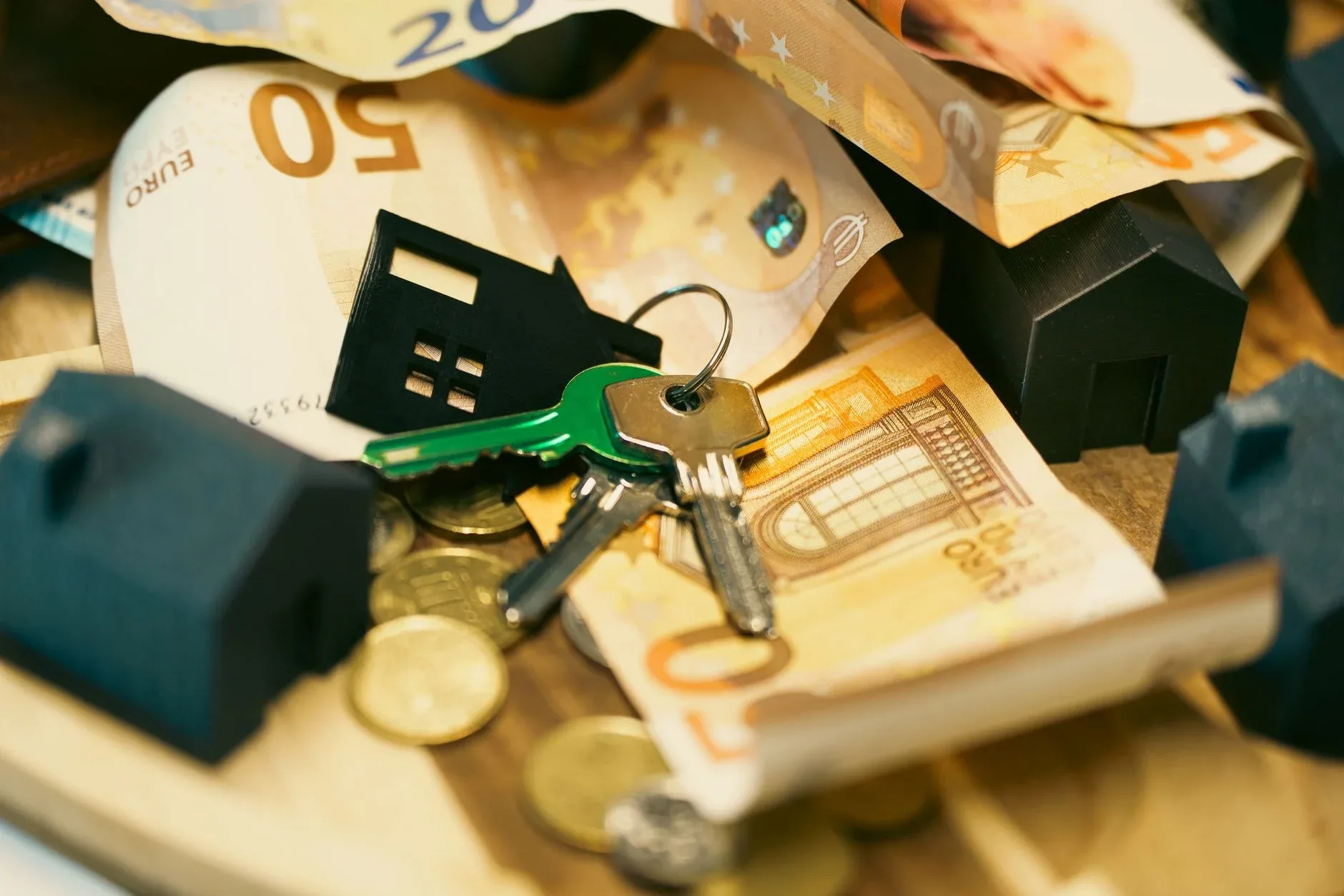 Chei de casă pe bancnote de euro