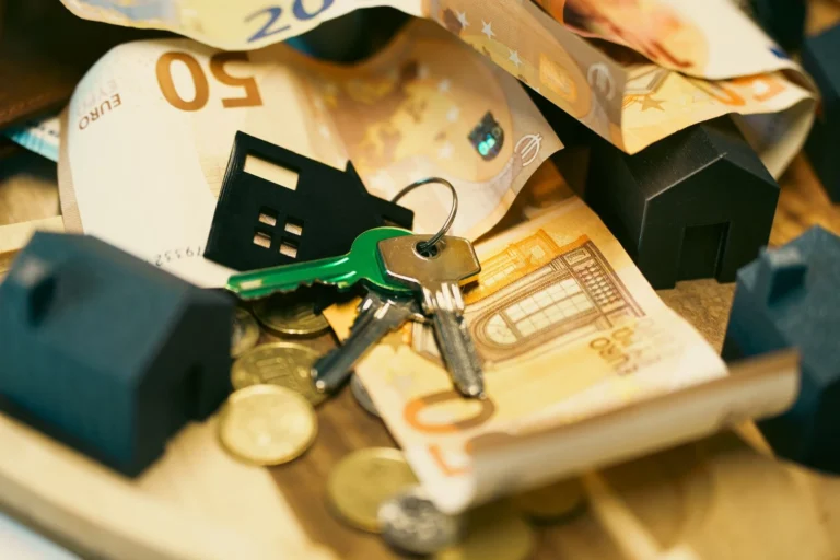 Chei de casă pe bancnote de euro
