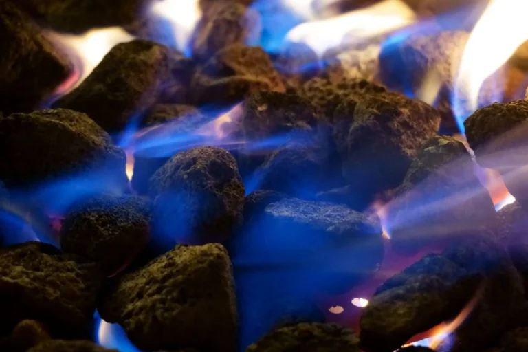 Flăcări albastre într-un șemineu pe gaz