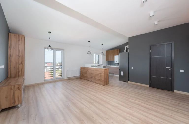 Apartamente nemobilate și spațioase