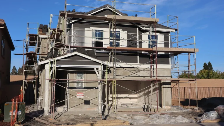 Casă aflată în curs de renovare