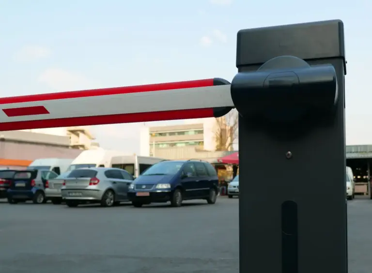 Barieră auto într-o parcare privată