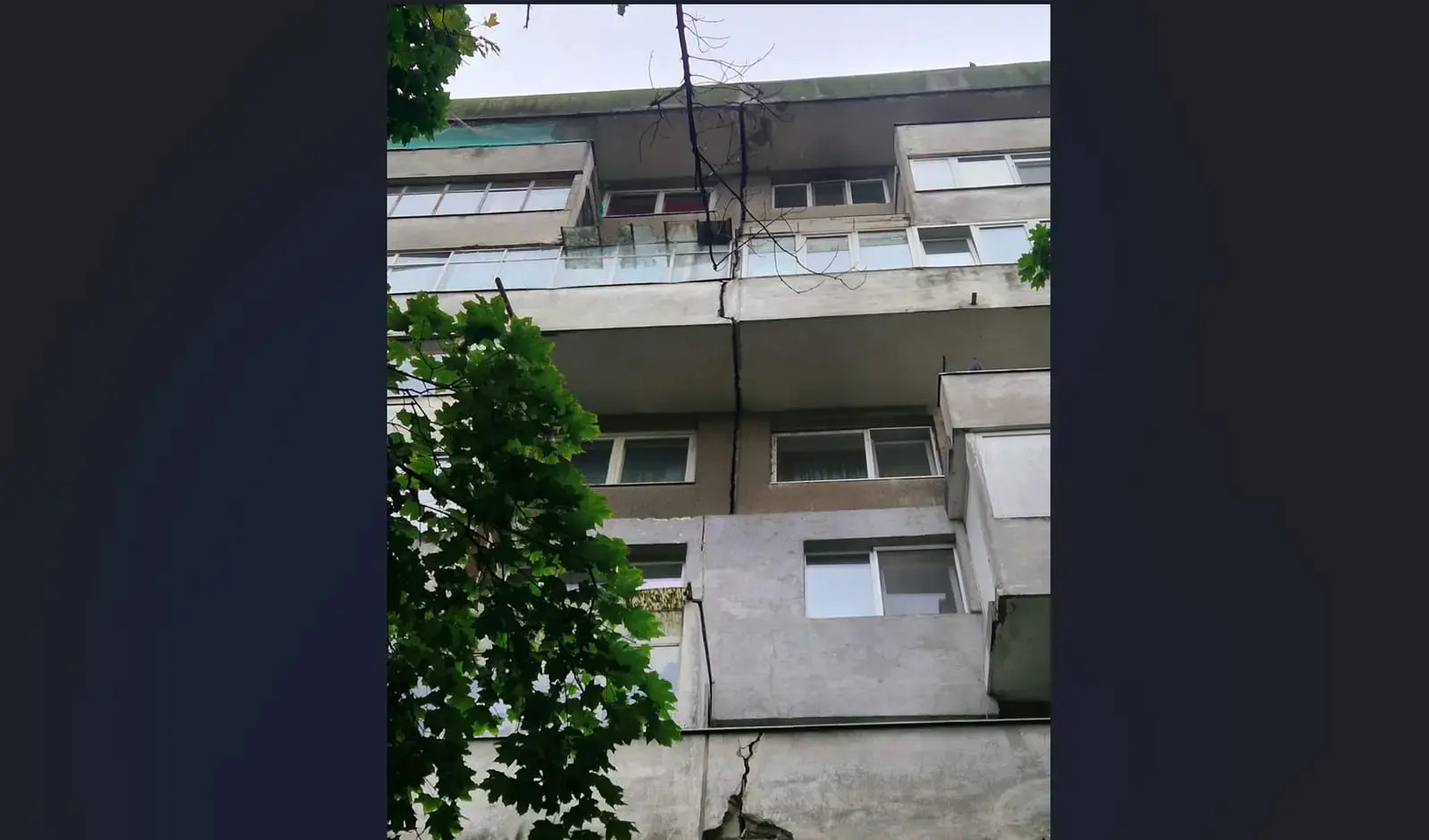 Fisură majoră pe fațada blocului
