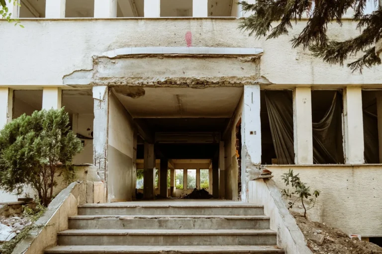 Casă fără autorizație în curs de demolare