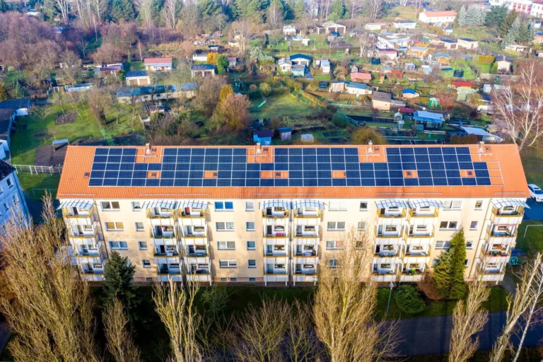 Panouri solare pe bloc vechi