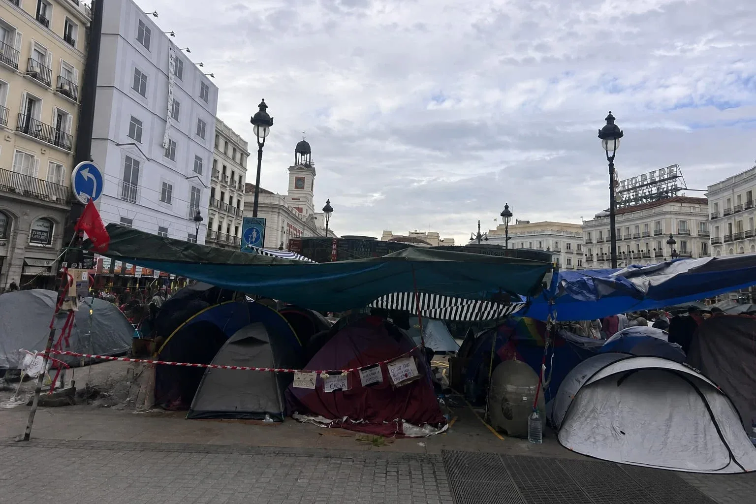 Tabără de corturi într-o piață