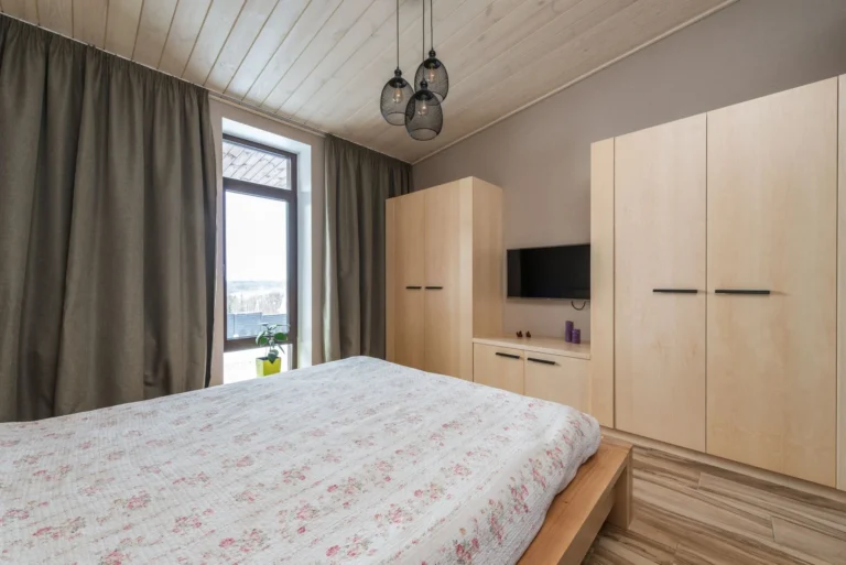 Dulap pentru dormitor cu uși lungi