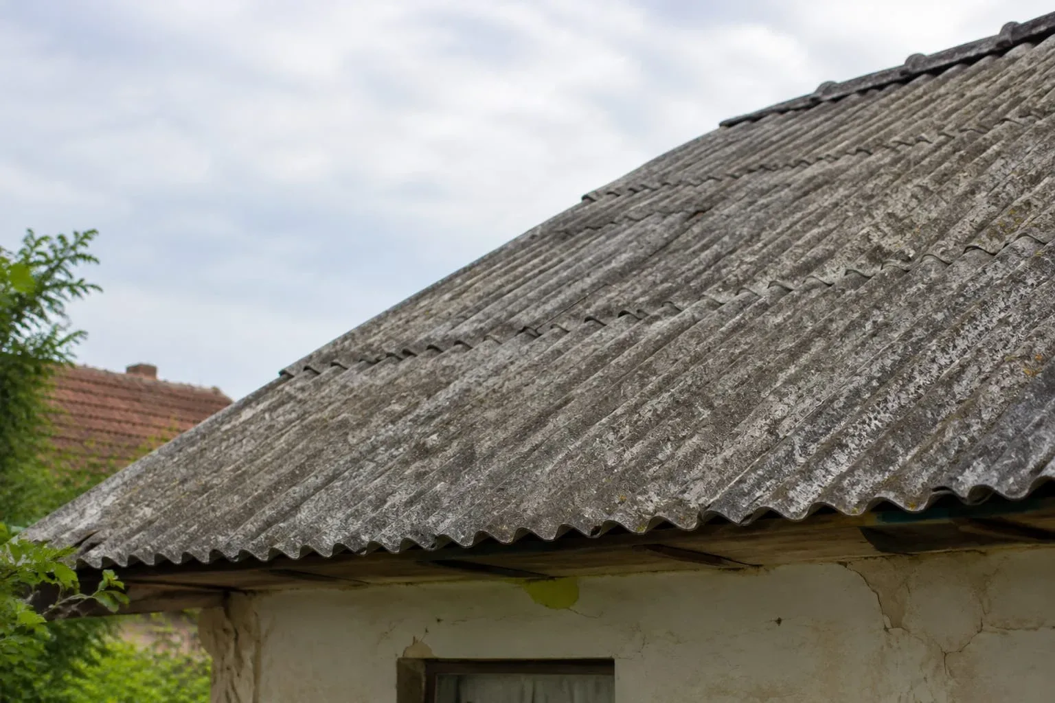 Acoperiș vechi pentru îndepărtarea azbestului