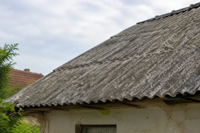 Acoperiș vechi pentru îndepărtarea azbestului