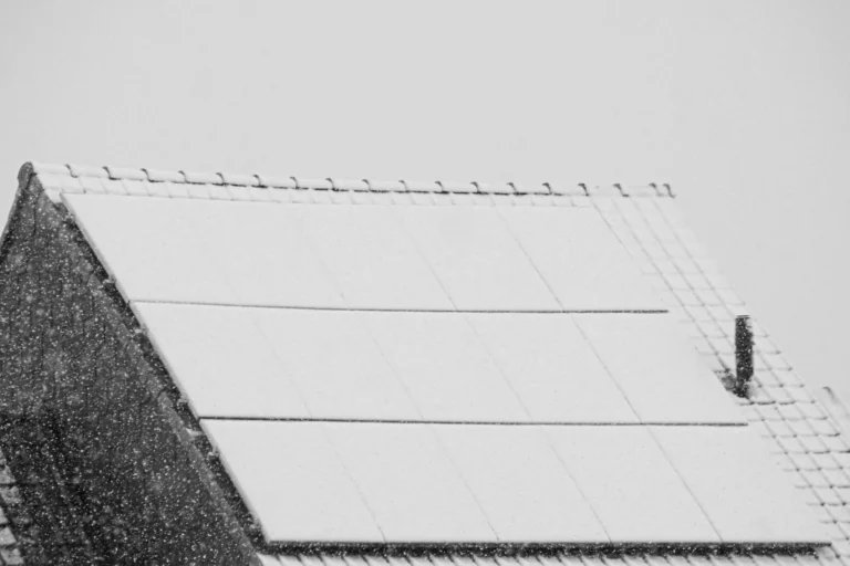 Panouri fotovoltaice acoperite de zăpadă