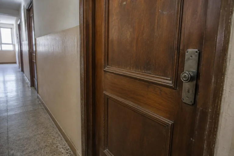 Ușă închisă de apartament vechi