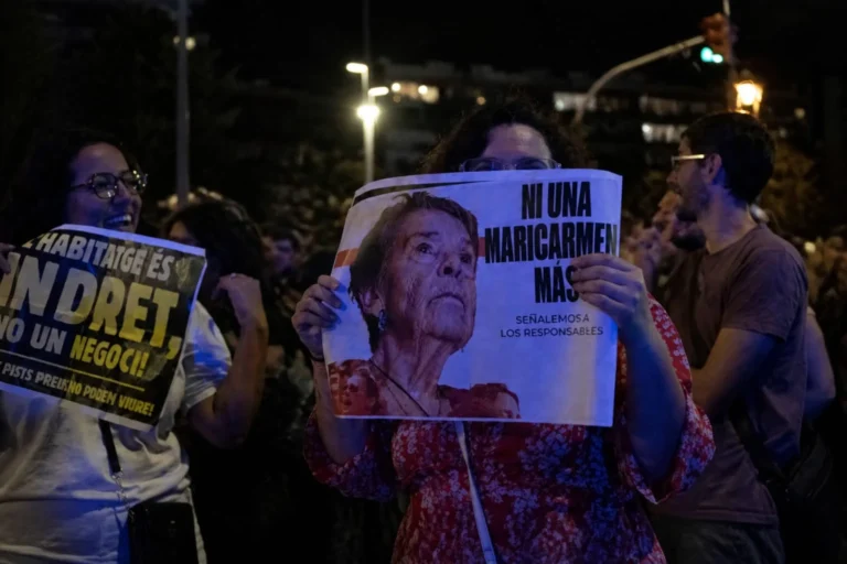 Femeie ținând afișe la o manifestație