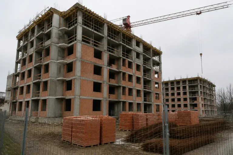 O imagine reală a unui șantier de construcții rezidențiale