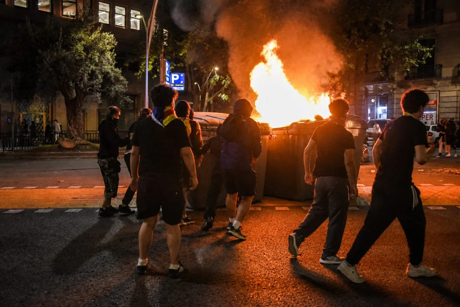 Tomberoane incendiate de people în Barcelona